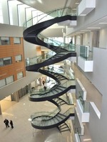 Escalier en colimaçon double hélice pour bâtiment commercial, escalier en spirale avec éclairage LED et garde-corps en verre