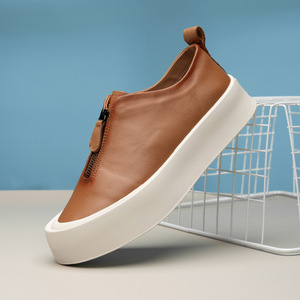 Chaussures à enfiler en cuir lisse beige, style skate à plateforme épaisse, avec fermeture éclair avant, languette de traction au talon, bout rond et semelle en caoutchouc blanc antidérapante - Product Image 1
