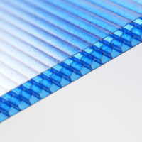 Profil de verrouillage en polycarbonate alvéolaire pour système de toiture et de façade de véranda