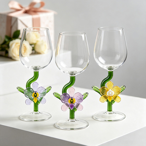 Calice da Vino Artigianale con Stelo Floreale in Vetro di <span class=keywords><strong>Murano</strong></span>, Ornamento Floreale 3D su Stelo Verde, Bicchiere da Vino Rosso Personalizzabile con Logo, Articolo da Regalo in Vetro - Product Image 5