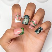 Faux ongles à presser carrés moyens, blancs nude, diagonaux, style French, en acrylique, couvrance totale, avec ligne de paillettes or rose, courts