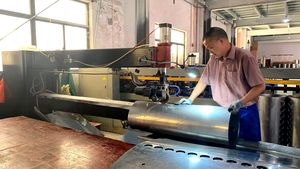 Geyser vakumlu tüp hibrid olmayan basınç konut güneş enerjili su ısıtıcı sıcak satış 200 300 litre özel Metal hava kaynaklı ısı pompası - Product Image 4