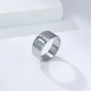 Anello a Croce Largo e Liscio in Acciaio Inossidabile Placcato Oro 18K, Design Retrò e Semplice, Gioielleria Cristiana per Uomo - Product Image 3