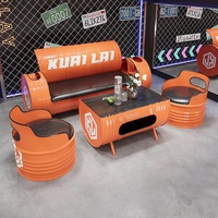 Table basse et ensemble table et chaises en fer forgé, style industriel et utilitaire, inspiré des conteneurs de pétrole, pour salles de sport commerciales, salons de thé, hôtels et cafés