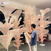 LEDA Luxe Organza Reuzeninstallatie Bruiloft Achtergronddecoratie Handgemaakte Grote Schaal Staande Bloemen Kunstinstallatie voor Bruiloften