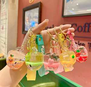 Novedades 2023: Llavero Líquido Creativo con Frutas Flotantes (Sandía, Kiwi) y Llavero con Botella de Té con Leche - Product Image 1