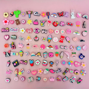 100 pz/set casuali cartoni animati rosa <span class=keywords><strong>scarpe</strong></span> charm PVC <span class=keywords><strong>scarpe</strong></span> decorazioni <span class=keywords><strong>con</strong></span> <span class=keywords><strong>cuori</strong></span>, stelle, fiori per sandali regalo divertente per gli amici - Product Image 6