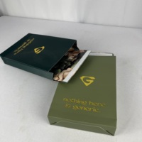 Sac pliable en papier kraft recyclable de haute qualité avec gaufrage doré et impression UV pour emballage cadeau de boucles d'oreilles et colliers, logo personnalisé