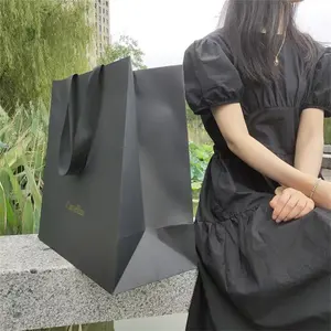 थोक पेपर बैग के साथ बुटीक लक्जरी शॉपिंग बैग कस्टम खरीदारी पेपर बैग लोगो
