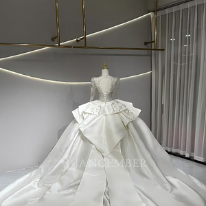 JFH09 Vestido de Novia Moderno de Satén Real con Cuello en V, Manga Larga, Cola Capilla, Espalda con Cordones y Aplicaciones Florales - Product Image 4