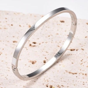 Bracelet jonc géométrique lisse en acier inoxydable étanche pour un style neutre et tendance – Idéal comme cadeau de bijoux - Product Image 5