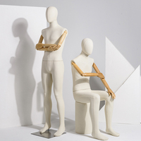 Maniquí Masculino de Alta Calidad con Revestimiento de Tela Plástica y Manos de Madera, en Poses de Pie y Sentado, para Exhibición en Vitrinas