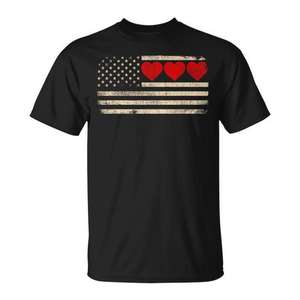Camiseta Vintage con Corazones de la Bandera Americana para Amantes Patrióticos, Estilo Retro, Ropa Promocional para el Día de San Valentín - Product Image 1