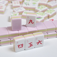 Table de Mahjong Américain de Luxe Shinvale en Acrylique Rose, Tuiles à Quatre Couches Couleurs Mixtes, Mini Format Voyage Portable, Emballage Personnalisé
