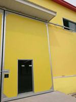 Porte coulissante en acier de taille personnalisable, panneau de 0,8 mm avec isolation en polyuréthane, fonctionnement électrique ou manuel pour usine industrielle