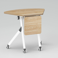 Table de conférence moderne pliable de forme trapézoïdale avec design écologique, pieds en bois durables, fonctionnalités extensibles