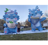 Grande mascotte gonflable de dragon de dessin animé pour l'extérieur avec trophée personnalisé pour les événements de jeu et les cérémonies de remise de prix
