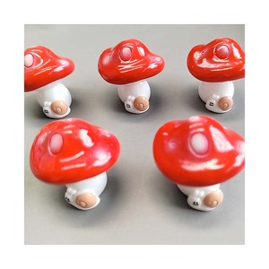 Decoración de jardín de hadas en miniatura, accesorios de estatuilla de conejo de Caperucita Roja de resina de mini hongo artificial - Product Image 4