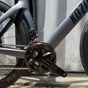 Bicicleta <span class=keywords><strong>de</strong></span> <span class=keywords><strong>Carretera</strong></span> KOZO2 con Desviador Eléctrico, Fibra <span class=keywords><strong>de</strong></span> <span class=keywords><strong>Carbono</strong></span>, 24 Velocidades, Frenos <span class=keywords><strong>de</strong></span> Disco, Bicicleta <span class=keywords><strong>de</strong></span> <span class=keywords><strong>Carretera</strong></span> Económica 700C 28 Pulgadas para Adultos - Product Image 2