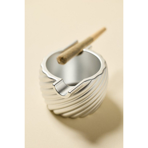 Cenicero de metal artesanal de diseño de lujo con forma redonda, el más vendido, para uso en el hogar y restaurantes. - Product Image 1