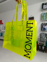 Sac fourre-tout translucide avec poignées en ruban tissé, base à soufflets spacieuse pour le stockage et l'emballage de marchandises destinées aux clients des magasins de détail