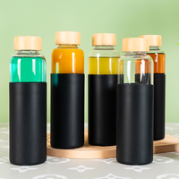 Grosir Pabrik botol air kaca borosilikat tinggi dengan lengan silikon dan tutup bambu
