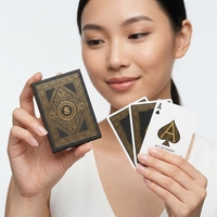 Cartes à jouer personnalisées avec dorure à chaud, impression CMYK 4 couleurs, gaufrage, papier à noyau noir et boîte cadeau avec logo pour la promotion hôtelière