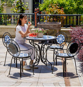 Conjunto de <span class=keywords><strong>mesa</strong></span> <span class=keywords><strong>y</strong></span> silla de estilo europeo para exteriores, conjunto de tres piezas para patio, balcón <span class=keywords><strong>y</strong></span> <span class=keywords><strong>terraza</strong></span> - Product Image 1