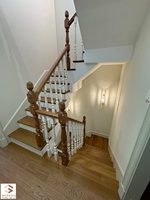 Escalier droit au design moderne avec main courante incurvée en bois personnalisable en usine pour escaliers d'intérieur d'appartement