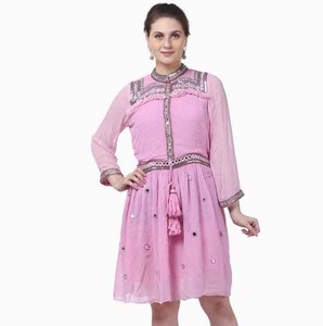 Robe Courte Décontractée Bohème Rose pour Femme – Modèle Unique, Faite Main, Tendance, Écoresponsable, Élégante, en Dentelle Naturelle, Idéale pour l'Été et la Plage - Product Image 1