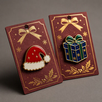 Épingles en émail de Noël prêtes à la vente, emballage en sac OPP transparent, badges flocon de neige et sapin à dos doré, livraison rapide usine B2B