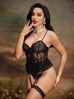 Lingerie féminine sexy pour la Saint-Valentin, style jupe courte sans manches, avec dentelle ajourée et bordure en dentelle cils, et bas, sans couture 95%