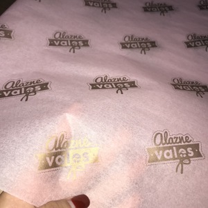 Giấy Gói Quà Giấy Màu Hồng In Logo Màu Vàng Bóng Nhà Sản Xuất Trung Quốc Giá Rẻ - Product Image 6