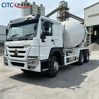 Camion malaxeur à béton autochargeur SINOTRUK HOWO 6X4 avec cabine couchette, prêt à l'emploi pour les opérations de construction à distance