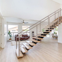Escalier moderne à poutre simple ouverte avec marches en chêne et garde-corps en câble d'acier inoxydable