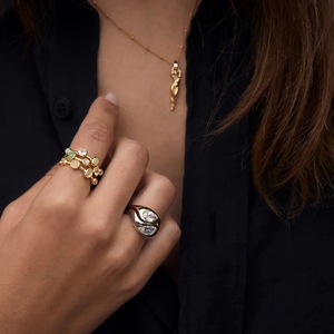 แหวนทรงหยดน้ำสแตนเลสสตีลชุบทอง 18K ประดับเพชรทรงลูกแพร์ สำหรับทุกเพศ ใส่ได้ทุกวัน - Product Image 4