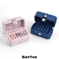 Boîte à bagues rectangulaire portable en velours avec bouton-pression, couvercle rabattable, fentes pour coussinets, logo personnalisé, emballage de bijoux, rangement, présentoir de vente au détail, cadeau