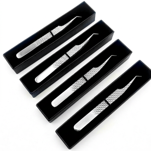 Pince à épiler personnalisée Diamond Grip pour cils, à pointe coudée à 45 degrés, argentée, et pince à épiler individuelle, emballage boîte noire - Product Image 1