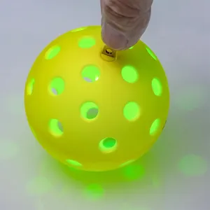 LED 조명 피클볼 공이 어둡게 빛나다