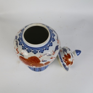 Pot à gingembre en porcelaine bleue et blanche chinoise avec motif de lion rouge et or - Pot de rangement décoratif en céramique de Jingdezhen avec couvercle, design Art Déco - Product Image 4