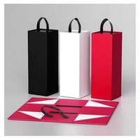 Boîte cadeau pliable pour bouteille de vin haute, en stock |   Ruban gros-grain |   Conception magnétique recyclable |   Éponge de gaufrage pour laminage mat