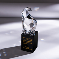 Trophée moderne en cristal K9 abstrait avec design à facettes, base noire, gravure personnalisée pour récompense d'entreprise, prix annuel, cadeau