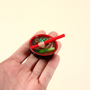 Colgante de comida realista de una pieza para dropshipping, con palillos y fideos, fondo negro con tazón rojo, juguete de comida realista con fideos - Product Image 4