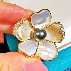 เข็มกลัดดอกคามิลเลียห้ากลีบระดับไฮเอนด์ ประดับเปลือกหอยธรรมชาติเคลือบทองแดงเคลือบทอง ประดับเพชรซิคอนและมุก สำหรับตกแต่งเสื้อผ้าหรือเป็นของขวัญ - Product Image 1