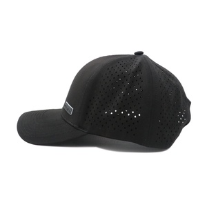 Gorras de Béisbol Deportivas Personalizadas de 6 Paneles, Estructuradas, con Parche de PVC y Goma, de Poliéster Negro Impermeable, con Orificios Cortados con Láser - Product Image 3