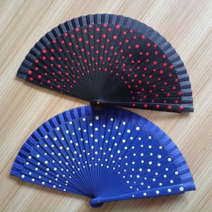 Abanico de Mano Español Pintado a Mano con Puntos, 23 cm, Personalizable, de Bambú, para Baile - Product Image 2