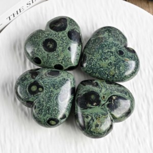 Venta al por mayor de piedras de jaspe Kambaba en forma de corazón, talladas en cristal natural pulido, para regalo. - Product Image 1