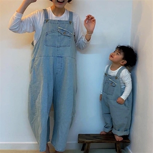 Pantaloni alla Moda in Stile Cowboy con Bretelle, Bicolore, Effetto Lavato, Vestibilità Ampia, per Famiglie, Collezione Primavera-Autunno - Product Image 1