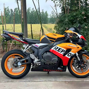 <span class=keywords><strong>Moto</strong></span> <span class=keywords><strong>sportive</strong></span> CBR1000RR Fireblade, excellent état. Moteur 4 cylindres en ligne de 1000 cm³ refroidi par liquide, freins ABS et échappement SBK - Product Image 3