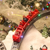 Sculpture de Noël en résine LED, thème religieux et inspiré de l'anime, avec carrousel, montgolfière, train et lumières LED faites à la main